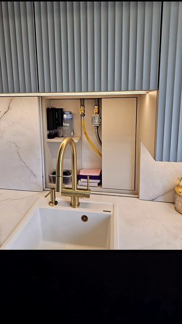 Скрываем коммуникации на кухне, колонку, краны, гофры.