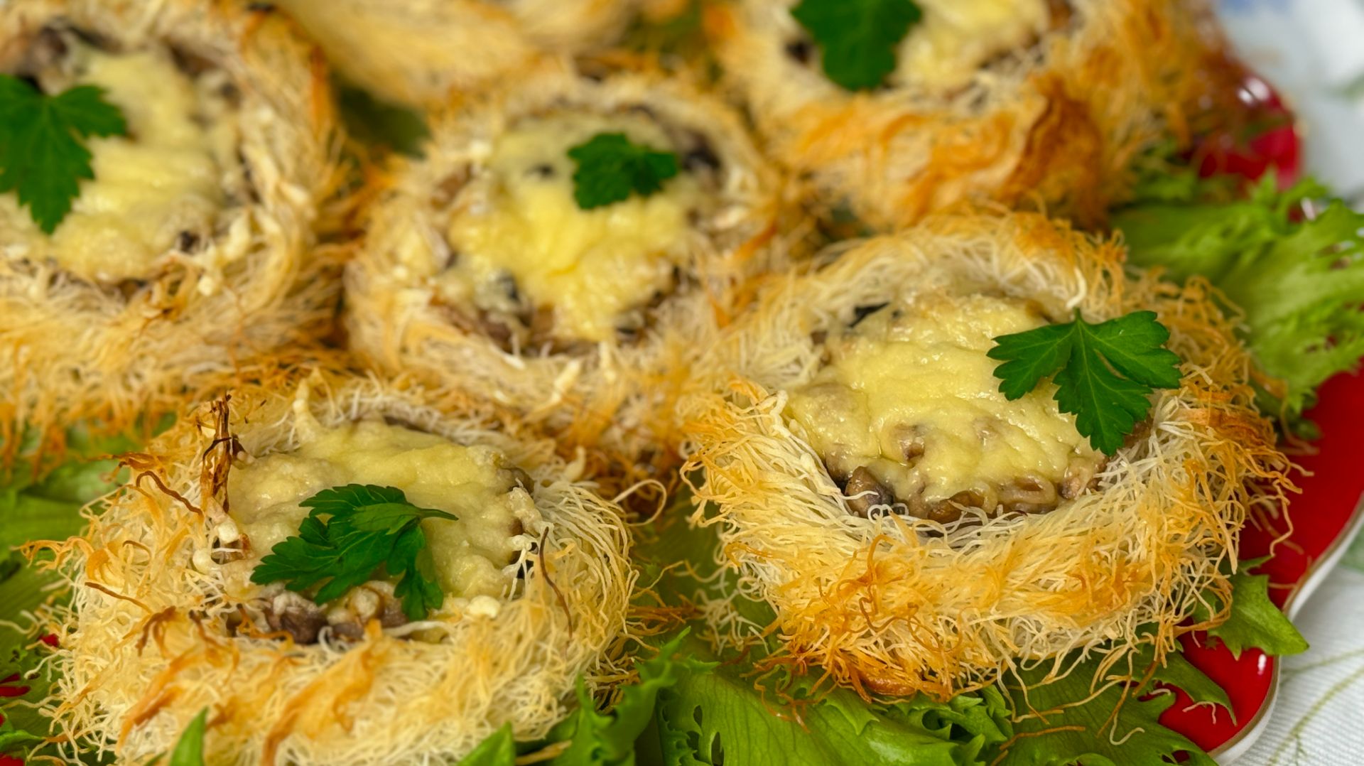 К Пасхальному столу помимо куличей можно приготовить гнёздышки с грибами в сметанном соусе