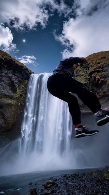 Водопад под звездами: волшебство природы #водопад #природа #пейзаж