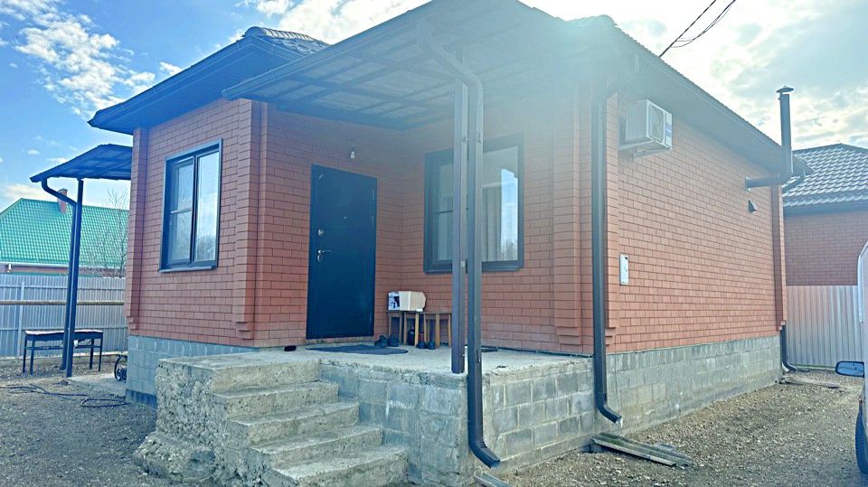 Отличный дом 75 кв.м. 6 соток 3 комнаты евроремонт мебель терраса. Краснодарский край, город Армавир