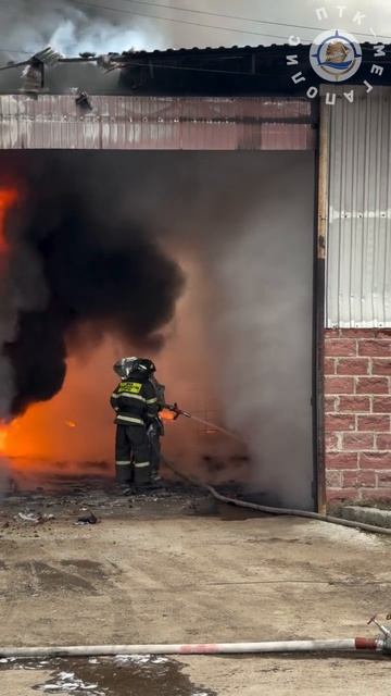 Пожарные Кыргызстана тушат пожар