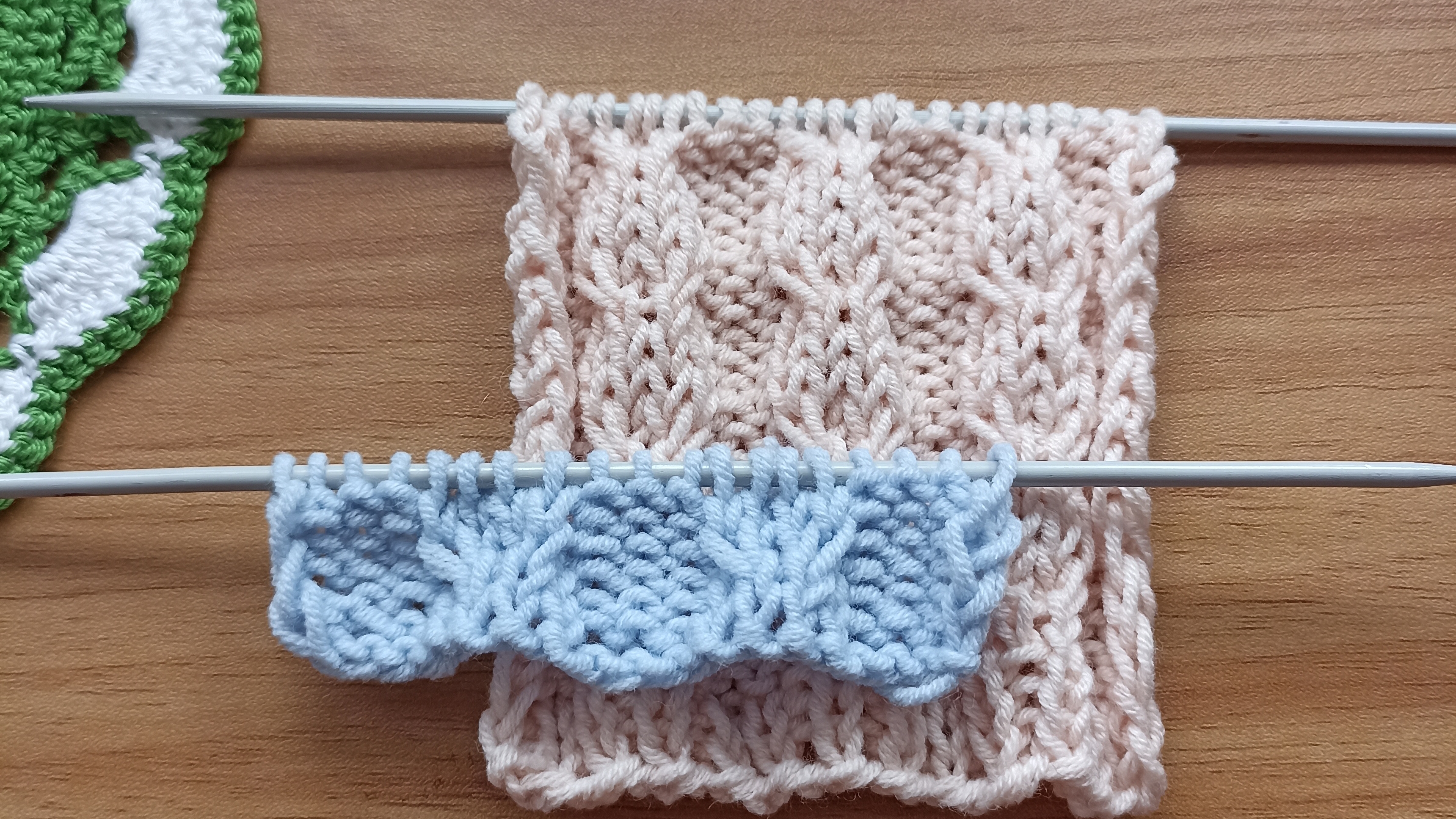 Вам точно понравится. Простой узор спицами.