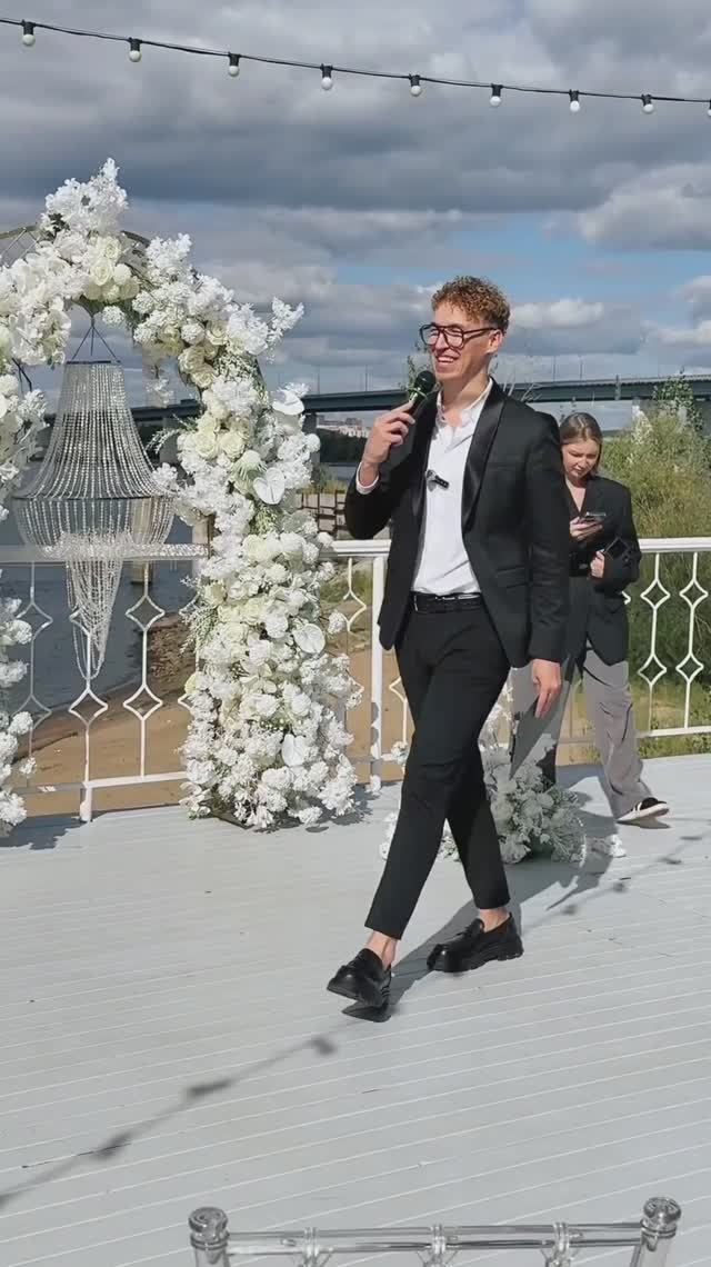 Ведущий Александр Долгих