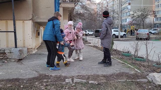 Дети с Артемом и Ильей на улице 2022г.