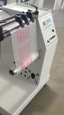 Перемотчик FJ-400B для маркировки упаковочных плёнок с автокоррекцией положения намотки плёнки.