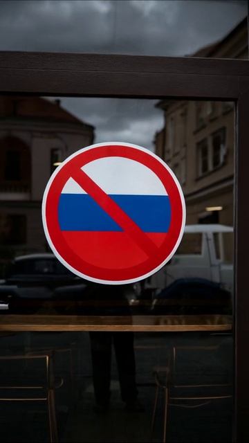 Закрытые двери: Неприемлемая реальность #изоляция #потеря #мир