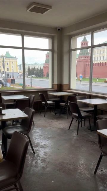 Заброшенные мечты: пустота за окном #грустное #тишина #паутина