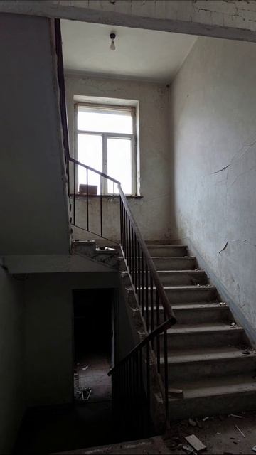 Забытые лестницы: тишина и запустение #заброшенное #мрак #тоска