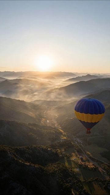 Полёт на воздушном шаре над горами #воздушныйшар #пейзаж #приключение