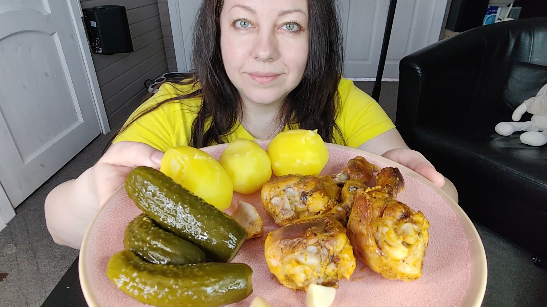 Мукбанг Куриные ножки, картошка и маринованные огурчики.