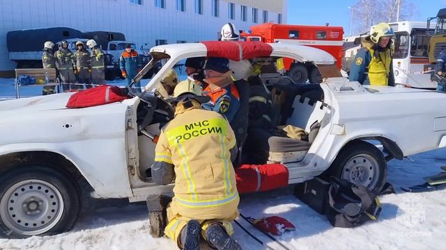 Томские спасатели соревновались в проведении аварийно-спасательных работ