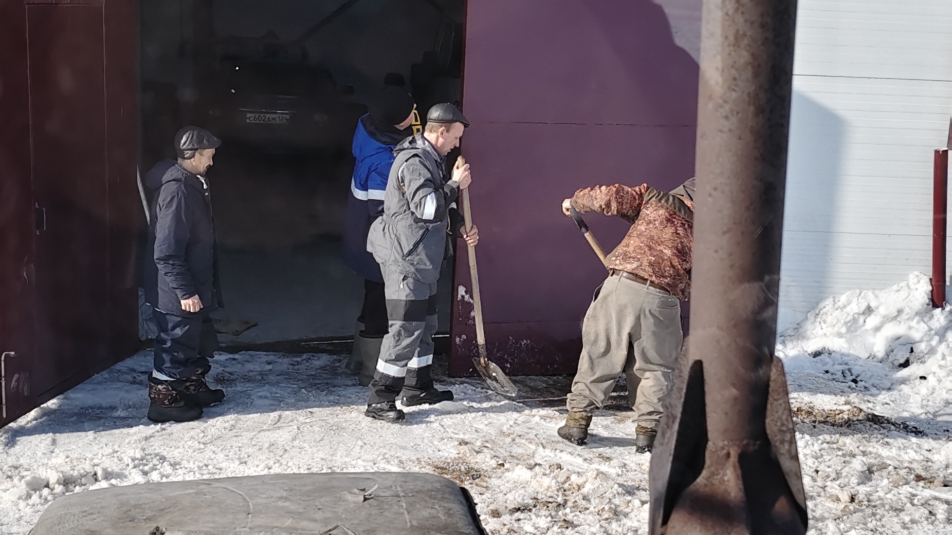 26-03-2026 Снег сошёл с крыши гаража.  Скоблим.