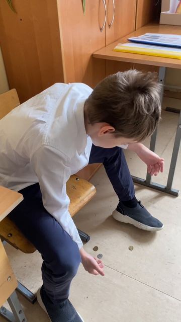 Случайно уронил монету