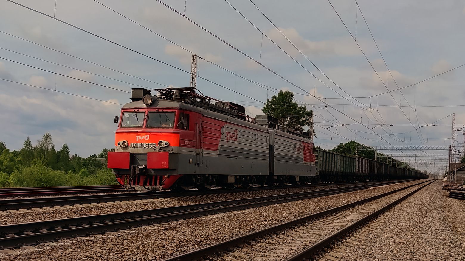 Электровоз ВЛ11М-036 с грузовым поездом