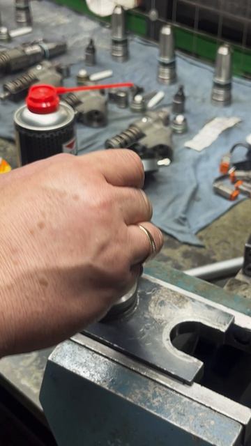 УСТАНОВКА РАСПЫЛИТЕЛЯ НА ФОРСУНКУ CAT C15