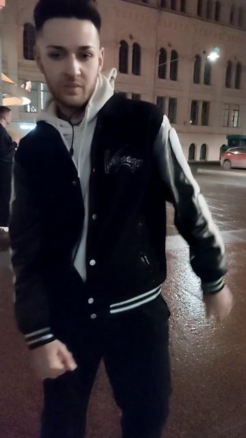 ТАНЦОР САША ТАНЦУЕТ НА ДУМСКОЙ УЛИЦЕ