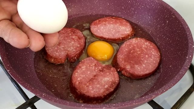 Как пожарить яичницу с колбасой на сковороде