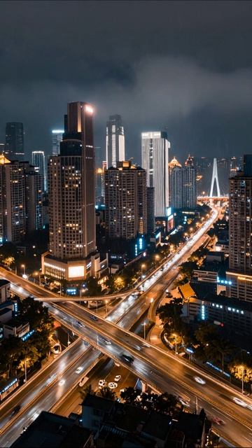 Ночной пейзаж города: огни и движение #город #ночь #архитектура