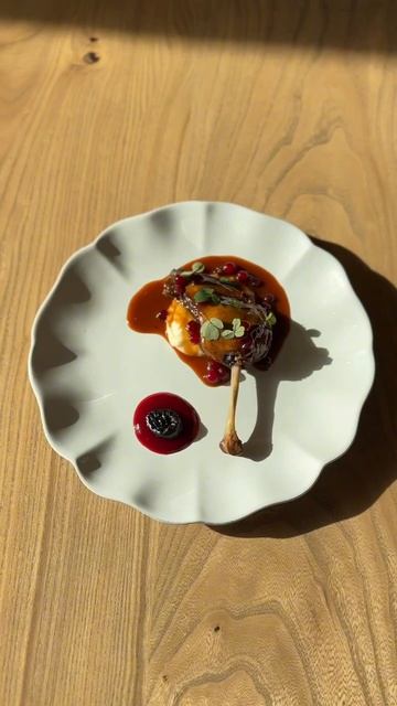 Утка конфи с яблоком и клюквой в ресторане Цыпочка