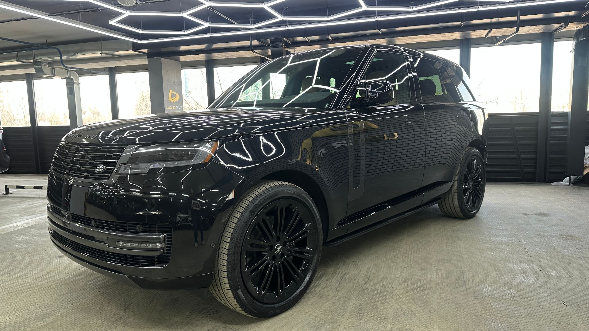 В продаже Range Rover P400. 2025. Новый. Богатая комплектация. Краткий обзор #6911