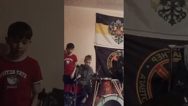 игра на барабанах ужасно