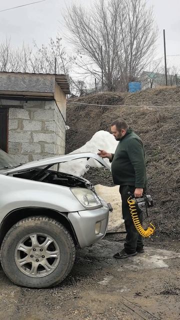 Сегодня, как бы то ни прозвучало, борюсь со снегом на своём участке. Помогаю ему покинуть наши владе