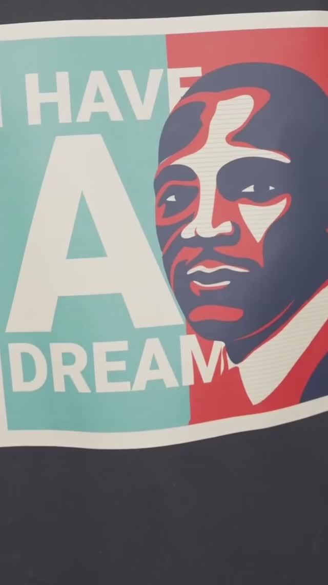 24 Отметьте наследие Мартина Лютера Кинга-младшего с помощью футболки