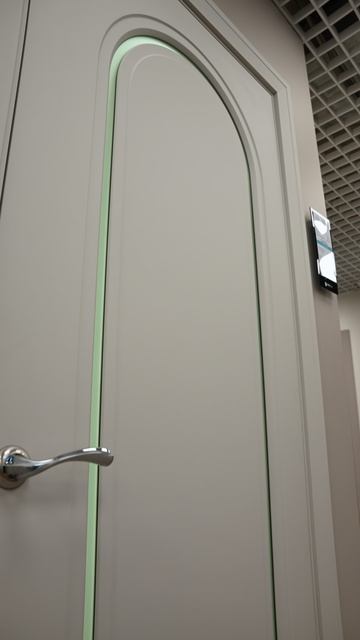 Дверь с арочной фрезеровкой и эффектом парящей филенка