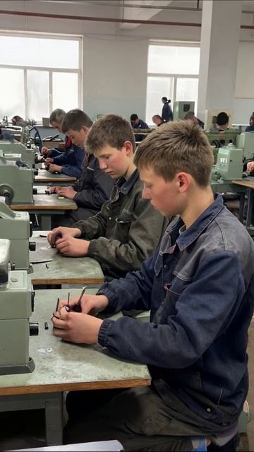 Потерянные мечты: жизнь в сером мире труда #мрачность #Работа #Будущее