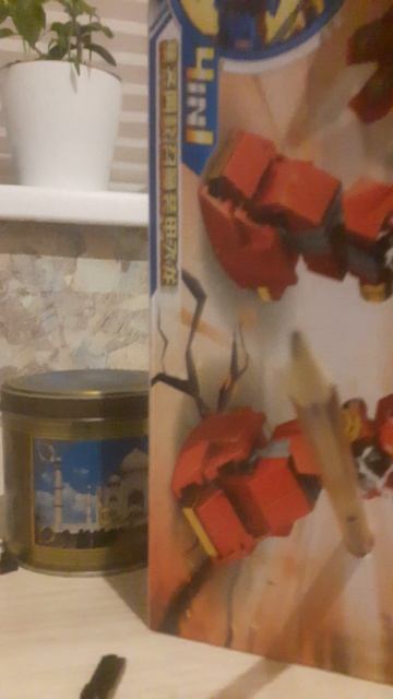 коробка левитирует карандашом