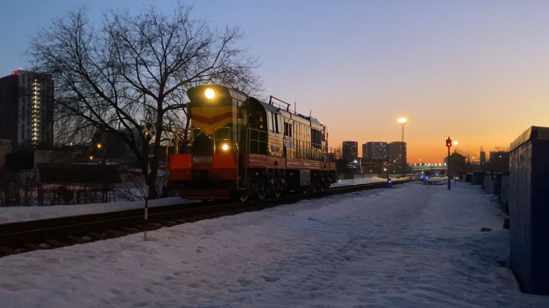 Зелёный трудяга и приветливый машинист |ЧМЭ3-4707