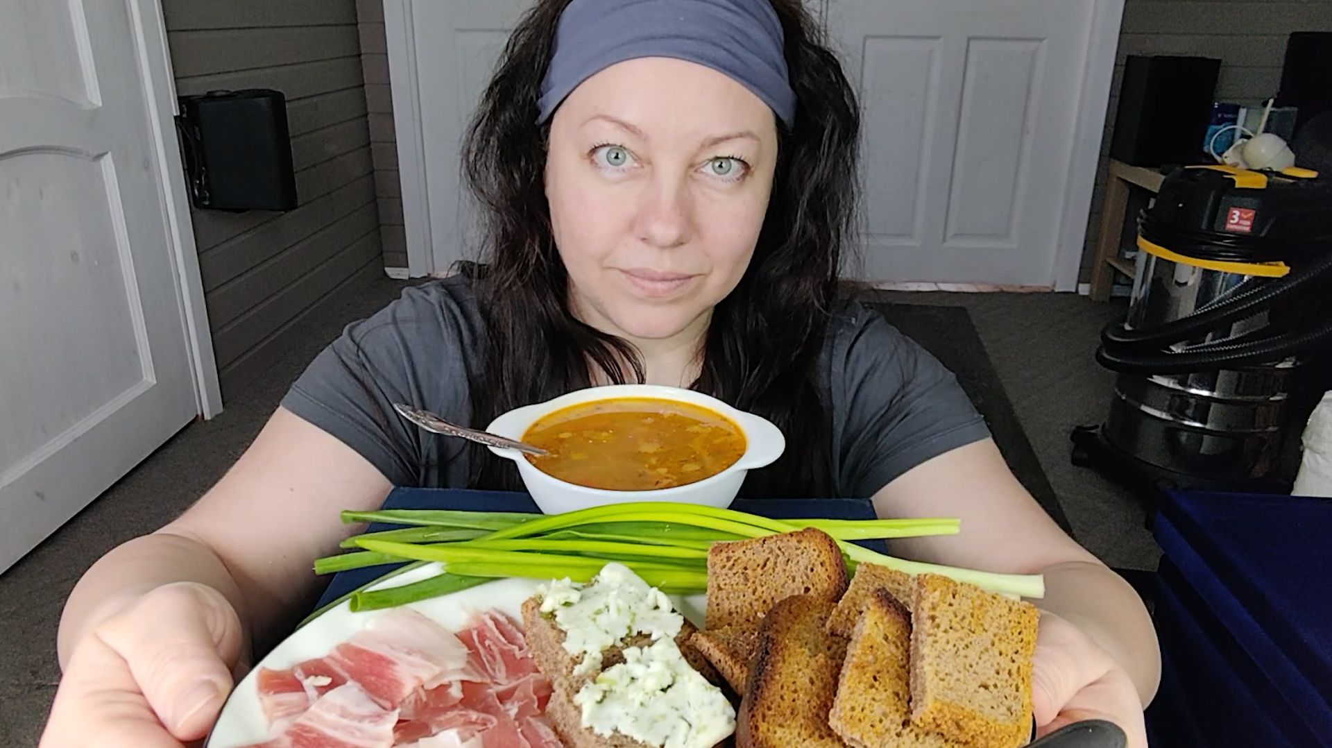 Мукбанг Щи со сметанкой, сало с горчичкой, гренки, лук и чесночное масло.