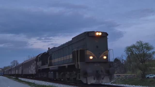 Тепловоз 661-111 с грузовым поездом