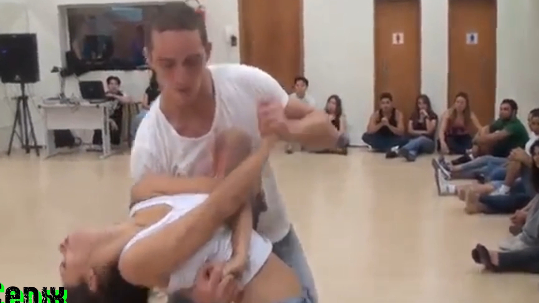 А Я НЕСУ ТЕБЕ ЦВЕТЫ