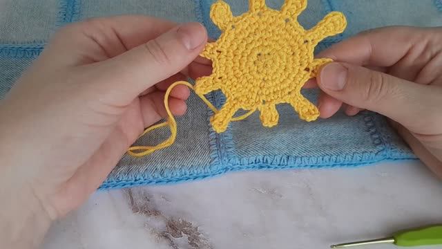 Занимаюсь украшательством сумки.  Вяжу аппликации