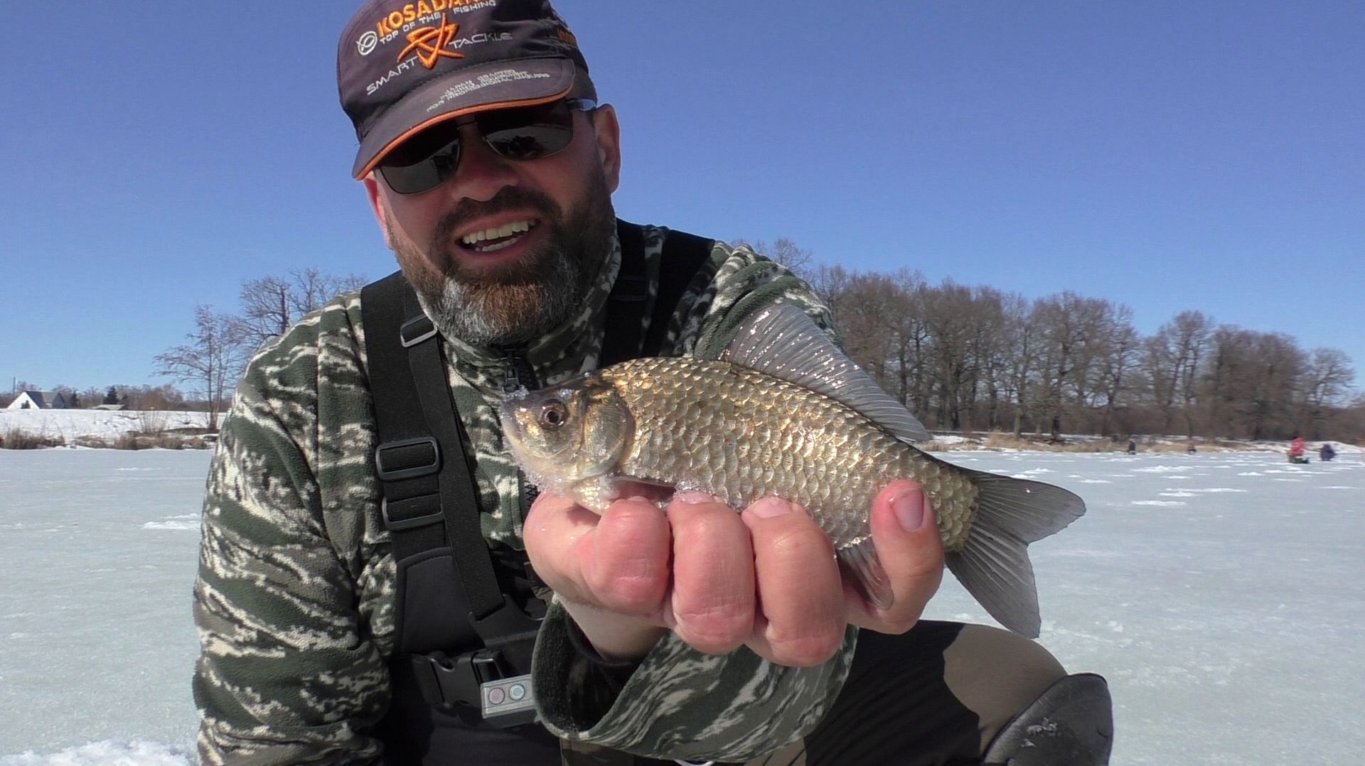 КАРАСИ ВЕСНОЙ СО ЛЬДА. УТАЩИЛ УДОЧКУ НАГЛЕЦ!!!!!