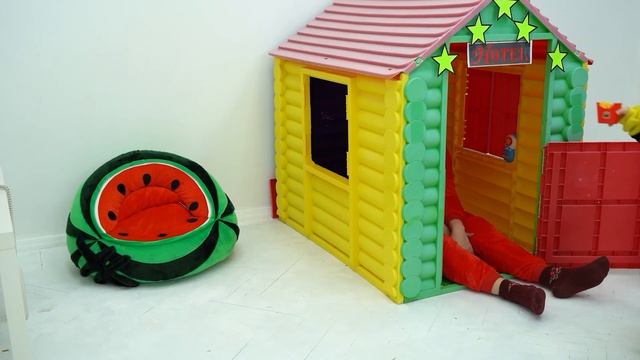 90 Ребенок играет в дантиста лечит маме больные зубы