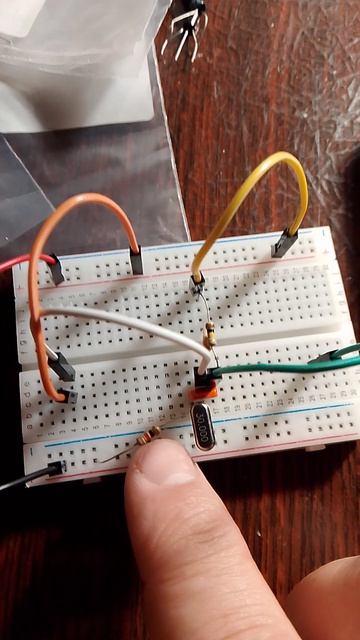 кварцевый УКВ генератор,на транзисторе кт315.частота стабилизирована кварцем.