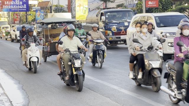 Просто проезжающие машинки и мотики, Камбоджа, Пномпень,минута-сорок, 2026