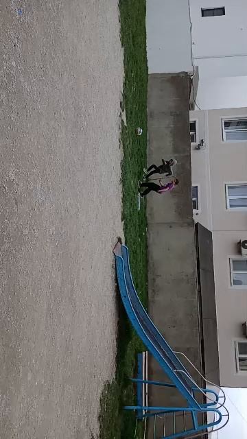 пацы играеют футбол