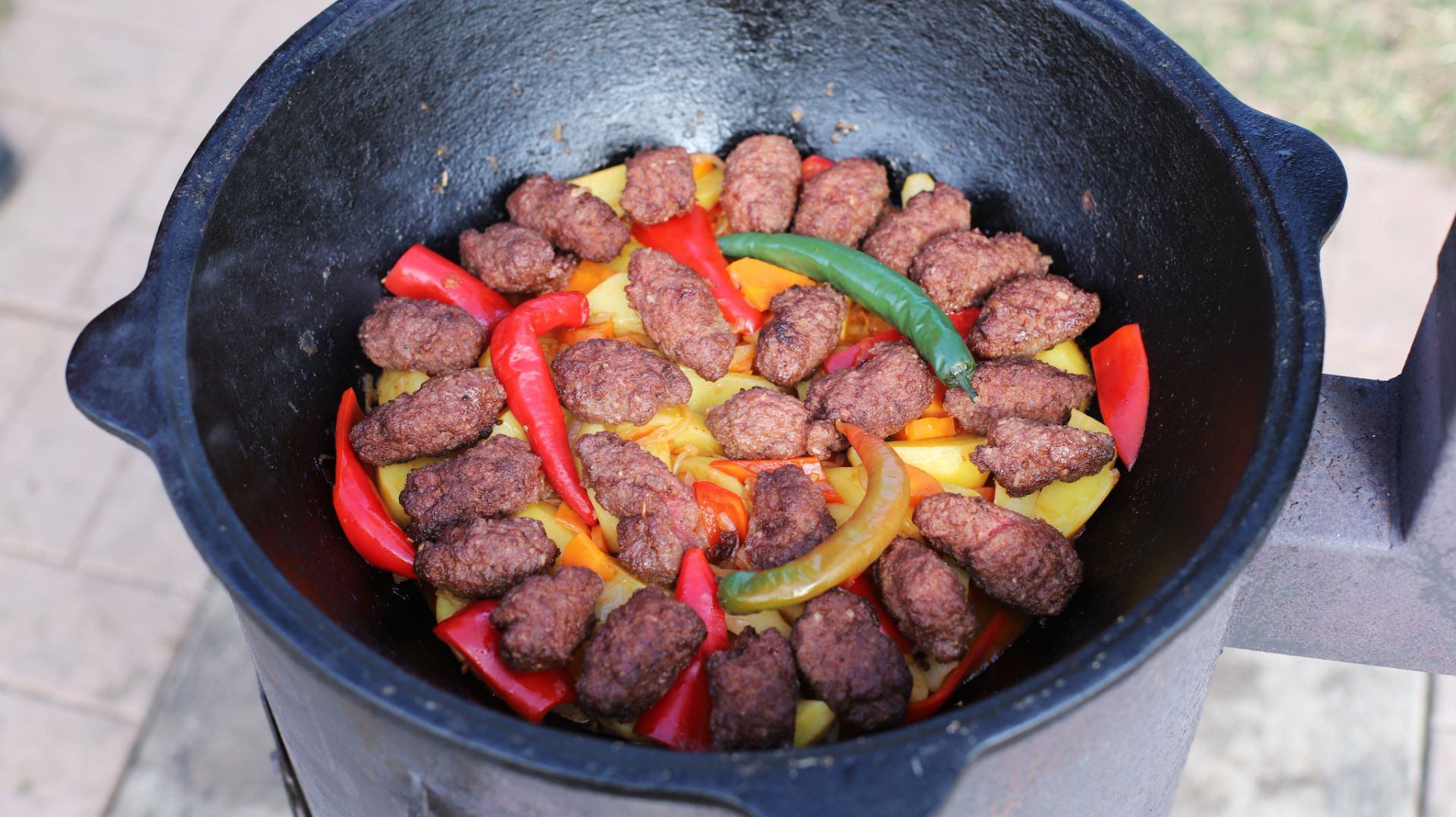 Кефте с картофелем и овощами. Обед в турецком стиле