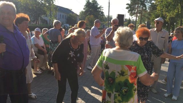 Ольга танцы у фонтана и не только Поет Владимир Гудков