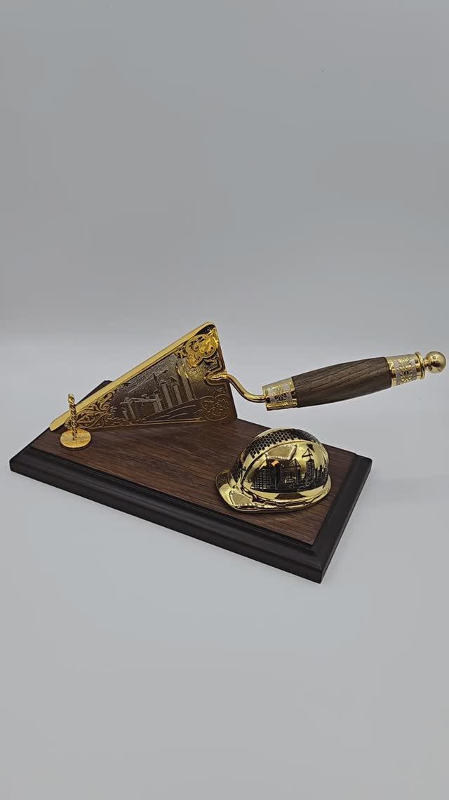 Мастерок позолоченный на подставке - подарок строителю