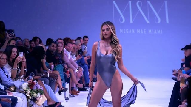 Модели на подиуме 163