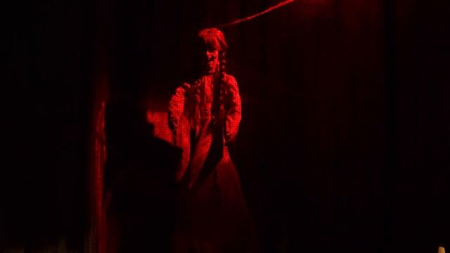 Маленькая Вера - Медведь и Алиса Кукутик играют в Доме страха и ужасов в парке