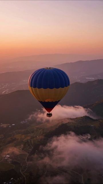 Полет на воздушном шаре: волшебство высоты #воздушныйшар #приключение #закат
