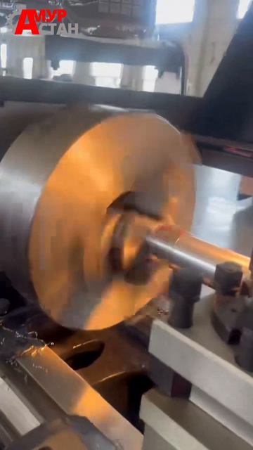 Токарный трубонарезной станок в работе