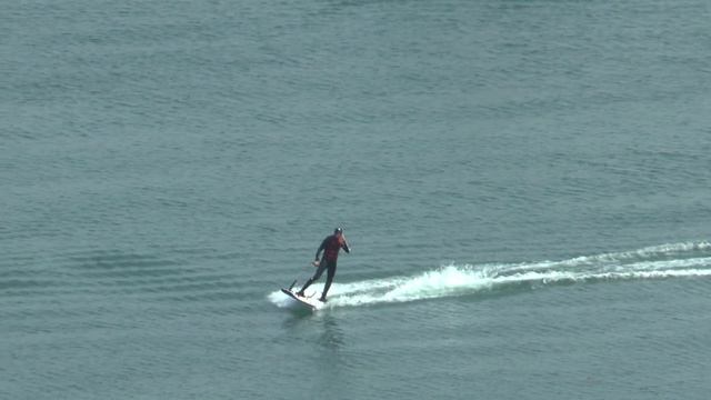 Гуляющие люди на набережной