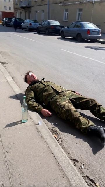 Печальное окончание: забытый на улице воин #жизнь #потеря #безысходность