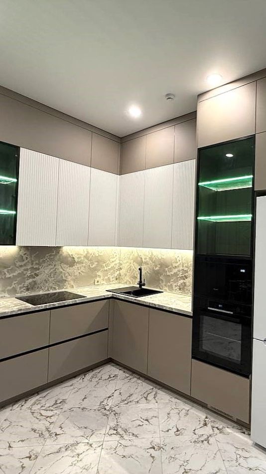 Татьяна - угловая кухня серо-белого цвета, под потолок, без ручек. Фасад пластик AGT, с фрезеровкой.